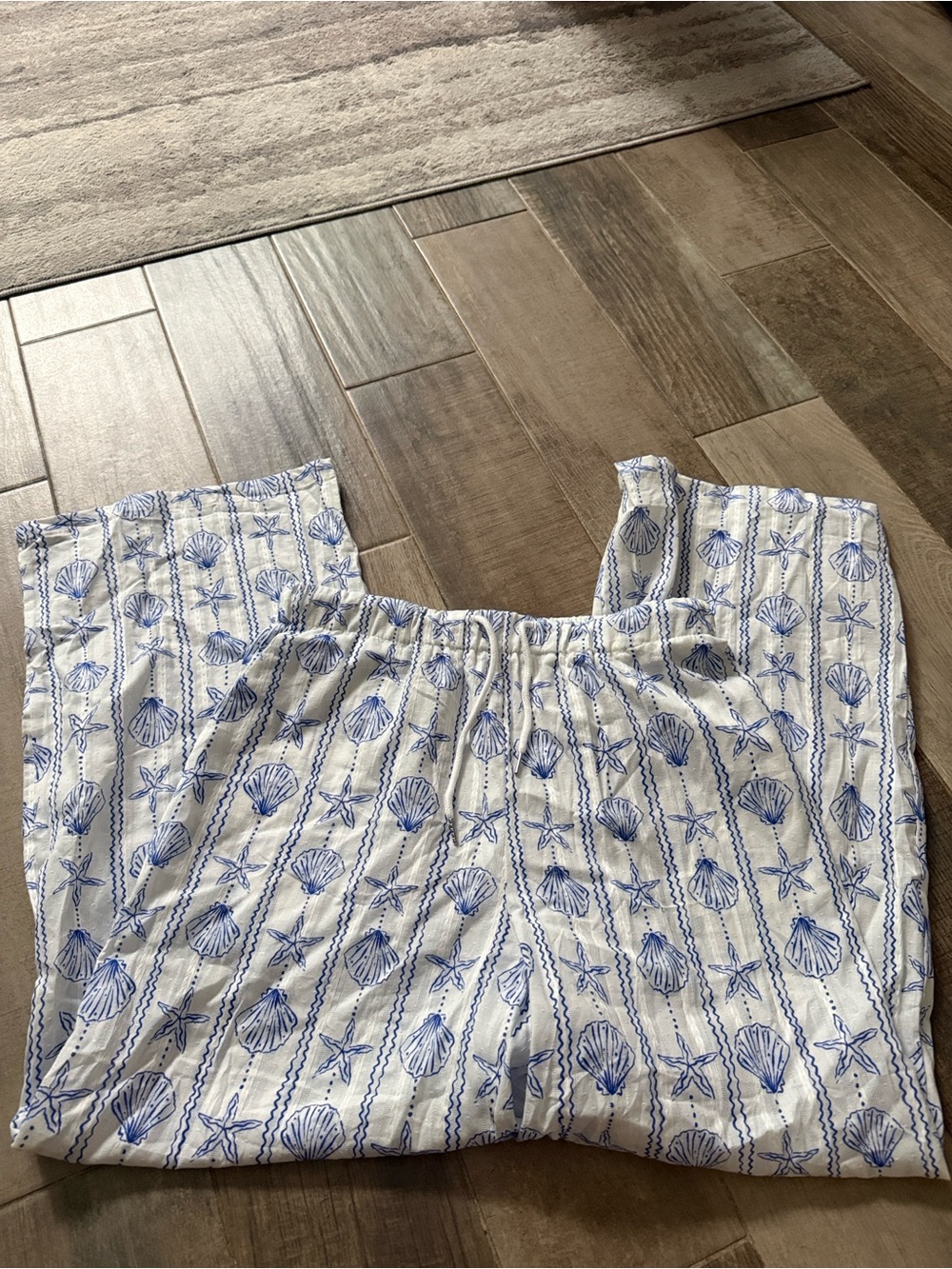 SHEIN White Wide-Leg beach pant with Blue Shell Print